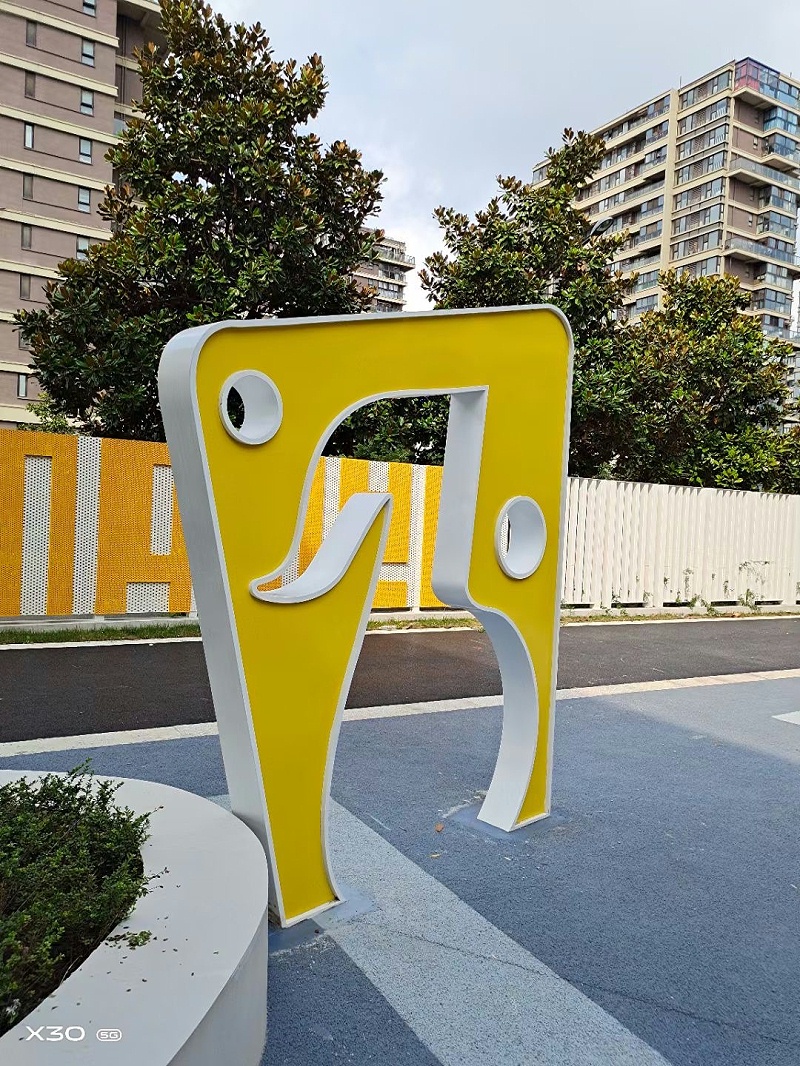 景觀雕塑廠家：校園雕塑的價格決定因素-千帆標(biāo)識，行業(yè)經(jīng)驗15年，為400+企業(yè)或市政單位提供標(biāo)識系統(tǒng)解決方案。