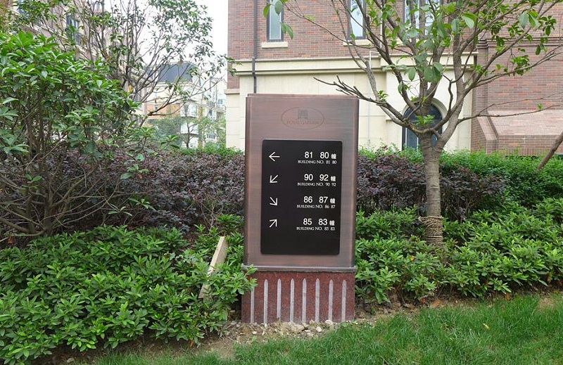 標(biāo)識(shí)牌廠家分享：小區(qū)導(dǎo)視牌包含哪些內(nèi)容-千帆標(biāo)識(shí)，行業(yè)經(jīng)驗(yàn)15年，為400+企業(yè)或市政單位提供標(biāo)識(shí)系統(tǒng)解決方案。