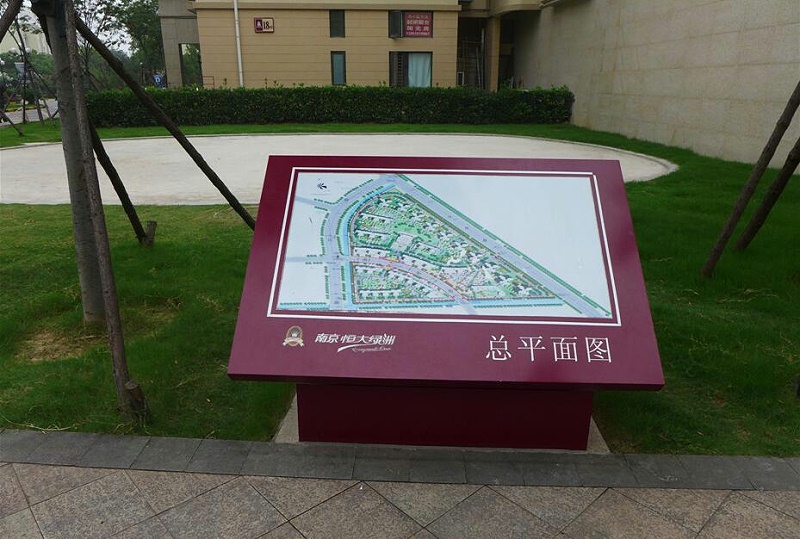 標識標牌公司：房地產標識標牌用什么材質材料？-千帆標識，行業(yè)經驗15年，為400+企業(yè)或市政單位提供標識系統(tǒng)解決方案。