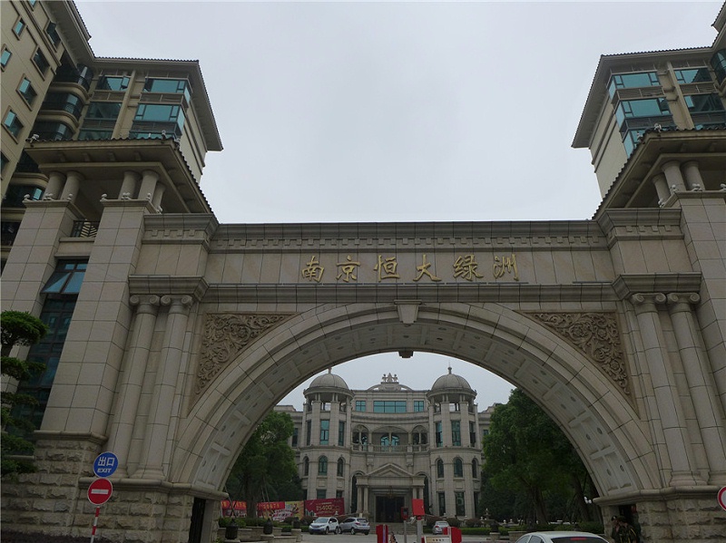 雕塑設計公司：住宅小區(qū)標識系統(tǒng)的藝術性與實用性分析-千帆標識，行業(yè)經(jīng)驗18年，為400+企業(yè)或市政單位提供標識系統(tǒng)解決方案。