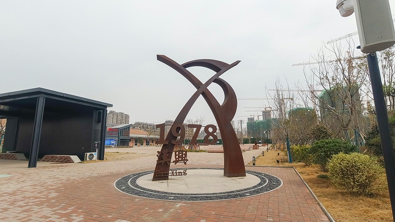 雕塑廠家：關(guān)于高端標(biāo)識設(shè)計(jì)的幾點(diǎn)思考-千帆標(biāo)識，行業(yè)經(jīng)驗(yàn)15年，為400+企業(yè)或市政單位提供標(biāo)識系統(tǒng)解決方案。