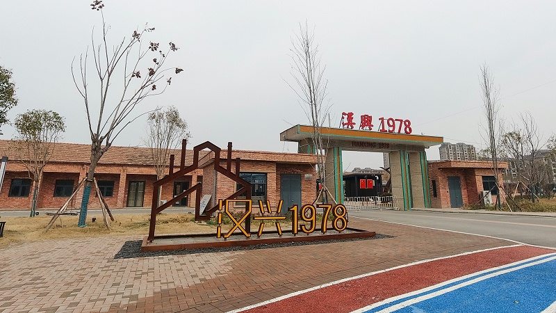 雕塑設(shè)計(jì)公司：璃鋼雕塑的模具及不銹鋼的材質(zhì)-千帆標(biāo)識(shí)，行業(yè)經(jīng)驗(yàn)18年，為400+企業(yè)或市政單位提供標(biāo)識(shí)系統(tǒng)解決方案。