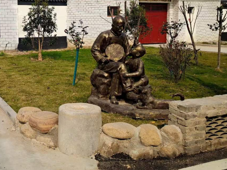 景觀雕塑設(shè)計公司：不銹鋼雕塑的優(yōu)勢-千帆標識，行業(yè)經(jīng)驗15年，為400+企業(yè)或市政單位提供標識系統(tǒng)解決方案。