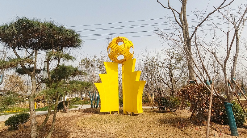 雕塑設(shè)計(jì)公司：卡通雕塑的特色及材質(zhì)-千帆標(biāo)識(shí)，行業(yè)經(jīng)驗(yàn)15年，為400+企業(yè)或市政單位提供標(biāo)識(shí)系統(tǒng)解決方案。
