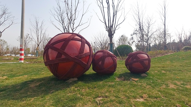 雕塑設(shè)計(jì)公司：卡通雕塑的特色及材質(zhì)-千帆標(biāo)識(shí)，行業(yè)經(jīng)驗(yàn)15年，為400+企業(yè)或市政單位提供標(biāo)識(shí)系統(tǒng)解決方案。