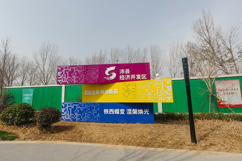 景觀雕塑設計公司：標識標牌的三種常見材料介紹-千帆標識，行業(yè)經(jīng)驗15年，為400+企業(yè)或市政單位提供標識系統(tǒng)解決方案。