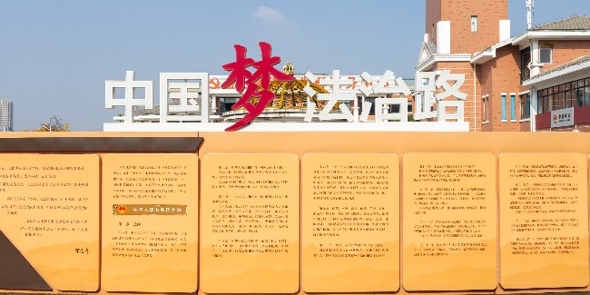 精神堡壘廠家：戶外廣告標識標牌對環(huán)境的要求