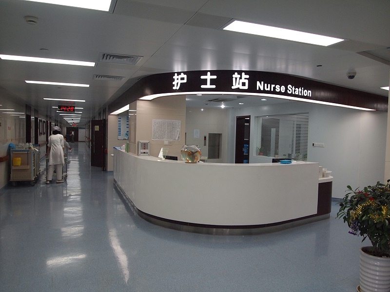 標(biāo)識牌設(shè)計(jì)公司：醫(yī)院室外室內(nèi)標(biāo)識的制作工藝有哪些不同-千帆標(biāo)識，行業(yè)經(jīng)驗(yàn)15年，為400+企業(yè)或市政單位提供標(biāo)識系統(tǒng)解決方案。