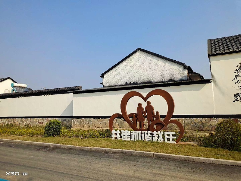 村容村貌提升：加大政策支持力度-千帆標(biāo)識(shí)，行業(yè)經(jīng)驗(yàn)15年，為400+企業(yè)或市政單位提供標(biāo)識(shí)系統(tǒng)解決方案。