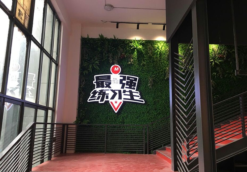 景觀雕塑廠家：商場標(biāo)識(shí)系統(tǒng)的分類包括哪些-千帆標(biāo)識(shí)，行業(yè)經(jīng)驗(yàn)15年，為400+企業(yè)或市政單位提供標(biāo)識(shí)系統(tǒng)解決方案。