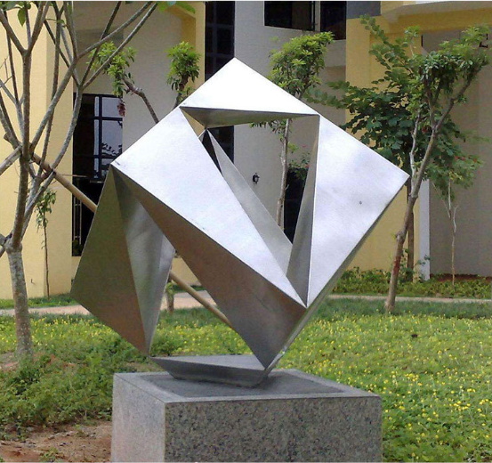 景觀雕塑設(shè)計公司：校園導向標識的整體性規(guī)劃-千帆標識，行業(yè)經(jīng)驗15年，為400+企業(yè)或市政單位提供標識系統(tǒng)解決方案。